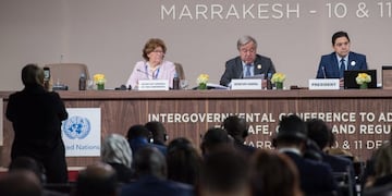 El secretario general de la ONU, Antonio Guterres, el ministro marroquí de Exteriores, Nasser Bourita y la secretaria general de la conferencia, la canadiense Louise Arbour (i), participan en la conferencia intergubernamental de la ONU\u002E