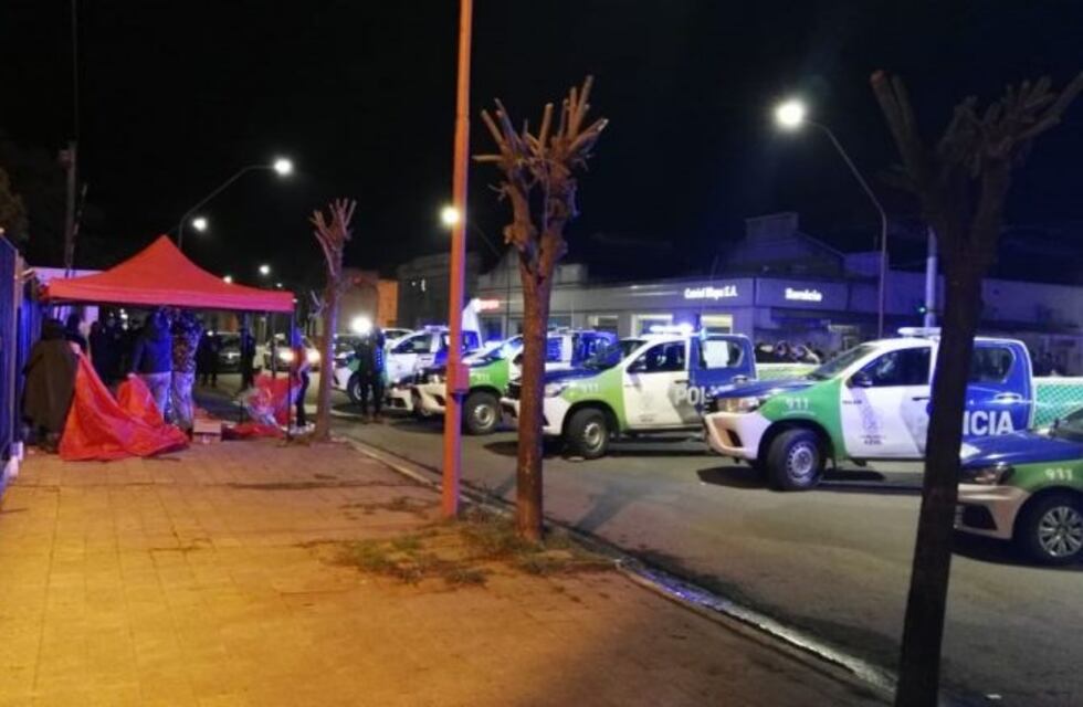 Protesta policial en Azul: acampe frente a la Jefatura Departamental