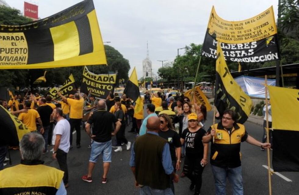Manifestación de taxistas en Plaza de Mayo para protestar contra Uber