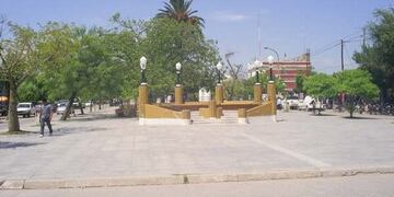 El Paseo Belgrano en Añatuya fue el escenario de esta tremenda pelea entre dos adolescentes\u002E