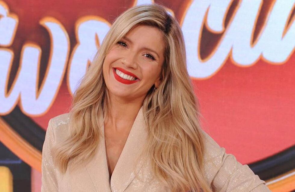 Laurita Fernández encendió las redes con un look “total white” y un top de tiritas