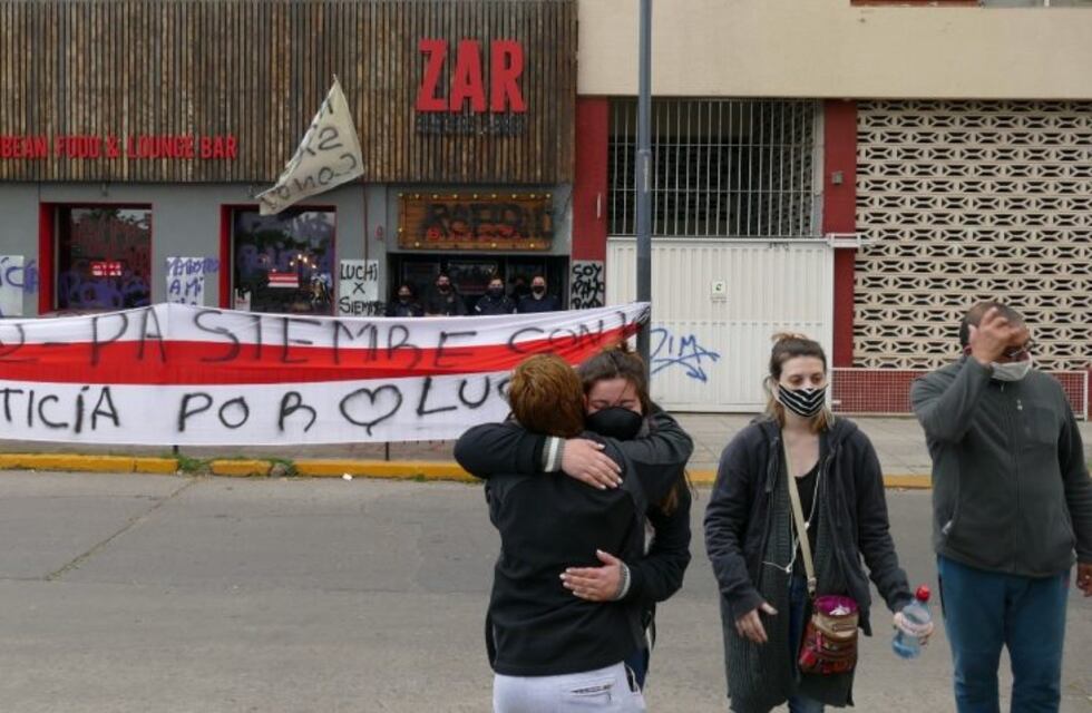 La familia de la joven que murió quemada acusó de "inhumanidad" a los responsables del bar