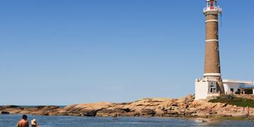 URUGUAY-PUNTA DEL ESTE-TOURISM - TO GO WITH AFP STORY \r\nA familly of tourists bath at Jose Ignacio's beach, next to Punta del Este, one of Latin America's the most exclusive seaside resorts, 140 km from Montevideo, on January 17, 2009\u002E Every Austral summer tourists from Argentina, Brazil and also from Europe invade Punta del Este to enjoy the Atlantic coast and to consume imported luxury goods, as jewellery, hi-tech products and brand clothes\u002E    AFP PHOTO/Daniel Caselli punta del este uruguay  verano 2009 temporada playa de jose ignacio faro verano turistas turismo en uruguay