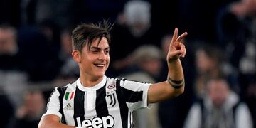Juventus' Argentinian forward Paulo Dybala celebrates after scoring during the Italian Serie A football match Juventus vs Spal at the Allianz stadium in Turin on October 25, 2017\u002E  / AFP PHOTO / MIGUEL MEDINA