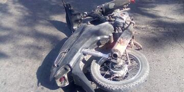La moto que manejaba el joven quedó destrozada\u002E