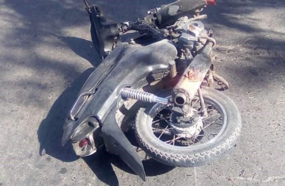Joven motociclista corría picadas y falleció al estrellarse contra un árbol