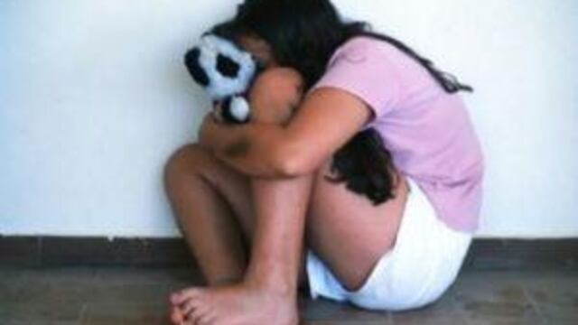 Un hombre es visto por policías abusando de una niña de 13 años en una camioneta