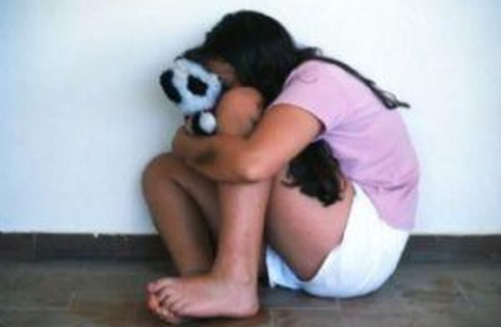 Un hombre es visto por policías abusando de una niña de 13 años en una camioneta