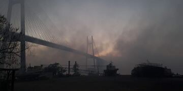 El humo de las islas dejó un paisaje fantasmal en Rosario y la región\u002E (Twitter)