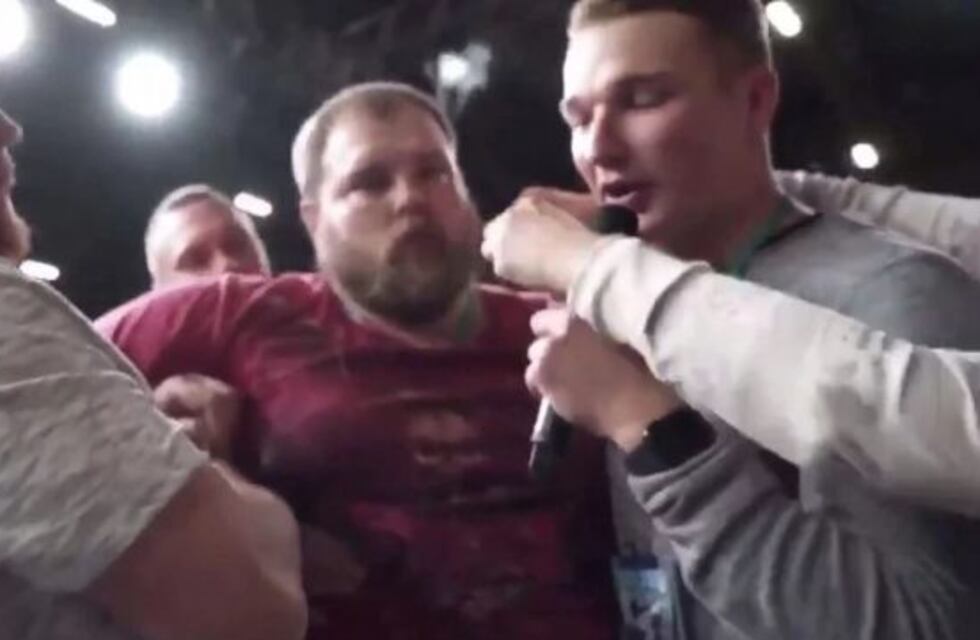 Cayó el campeón de las cachetadas: perdió el invicto y se lo llevaron desmayado