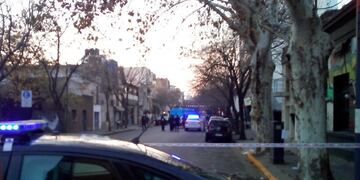 El conductor fue acribillado cuando estaba al mando de un auto en el ingreso de una cochera en Brown al 2800\u002E (@joreduperez)