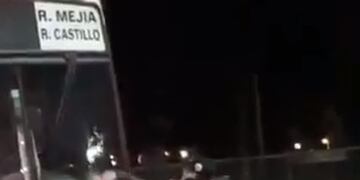 Un colectivero se peleó con dos jóvenes en Ciudadela\u002E