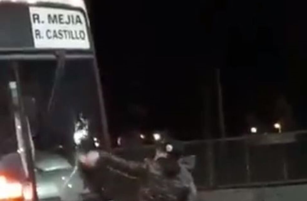 Un colectivero se peleó con dos jóvenes en Ciudadela