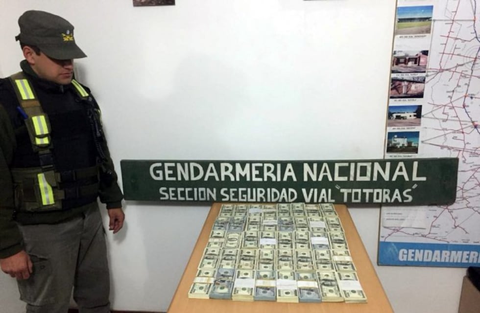 Incautaron 400 mil dólares que eran trasladados en un camión ocultos en una valija