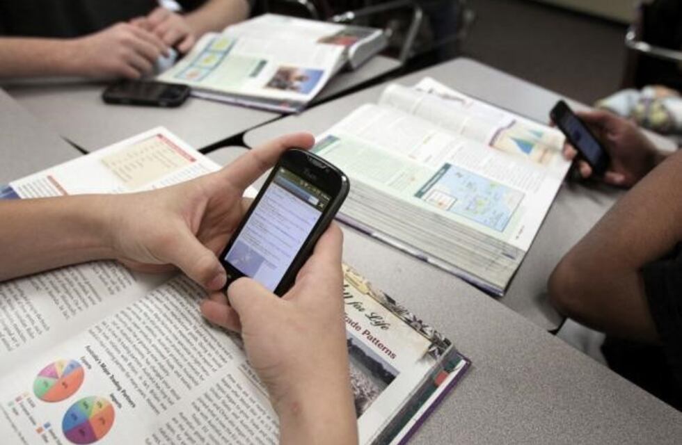 La UNCuyo capacitará a docentes para aprovechar el uso de celulares en el aula