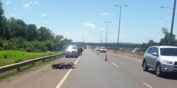 Garupá despiste de una moto en el acceso a la ciudad, sin consecuencias graves para la mujer que la manejaba\u002E (Misiones Online)