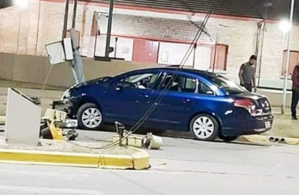 Brinkmann: impactante choque de un auto en pleno centro de la ciudad