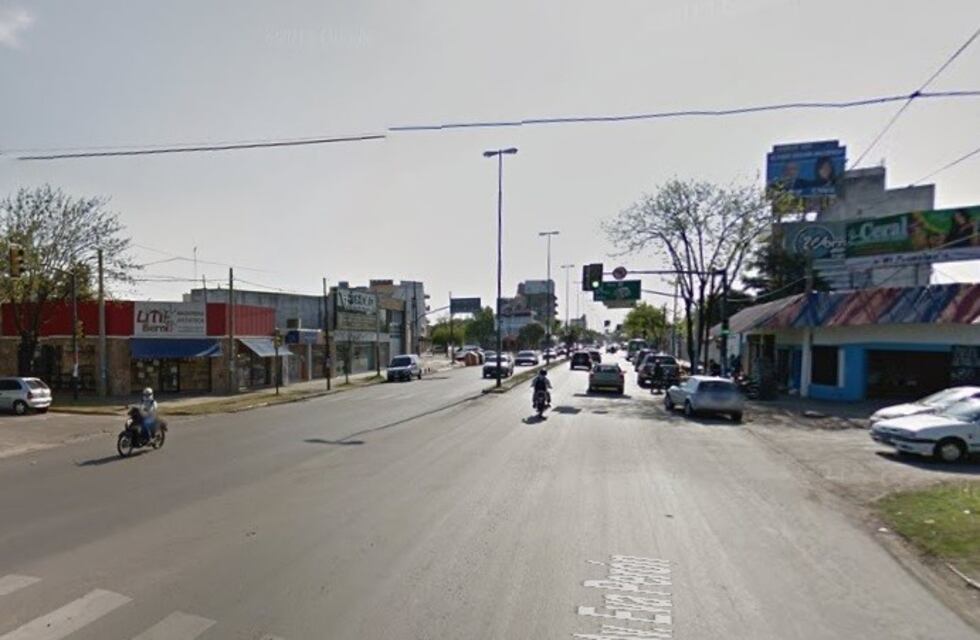 Para robarle el bolso, balearon el auto de una mujer en barrio Belgrano