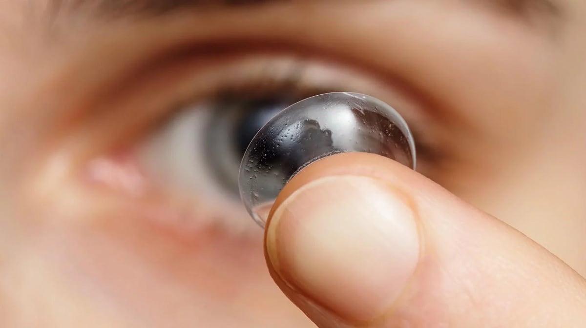 Un parásito se le pegó en el lente de contacto, le devoró la córnea y terminó ciega