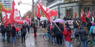 Neuquén\u002E Ceramistas manifiestan frente a casa de Gobierno\u002E