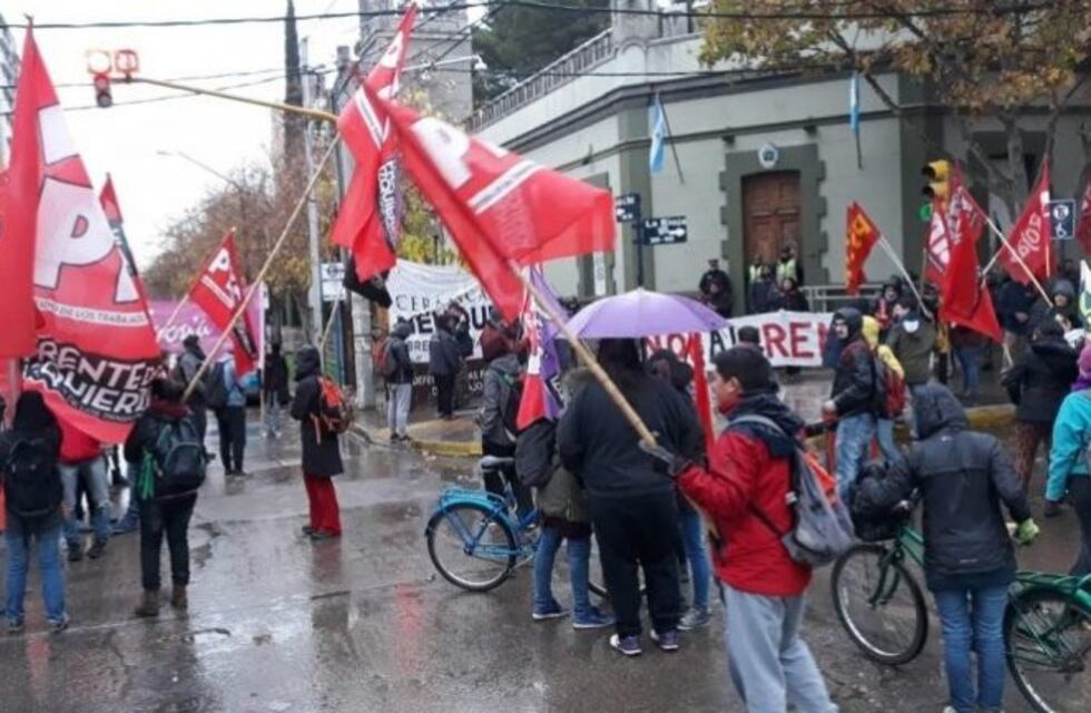 Ceramistas se manifiestan frente a casa de gobierno