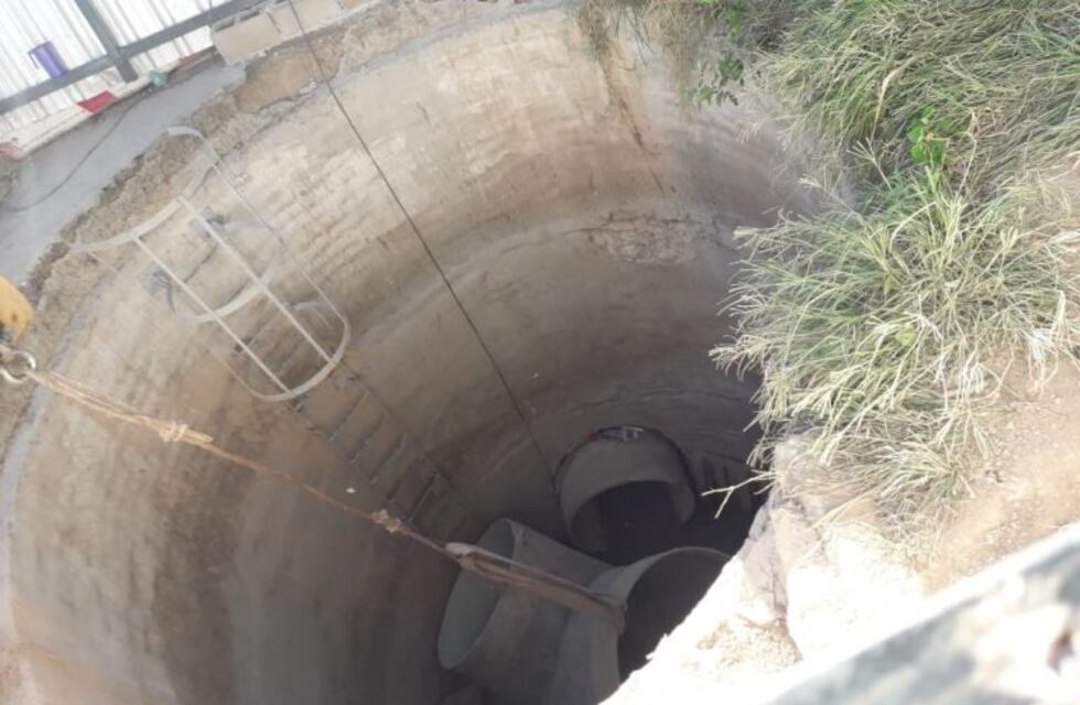 Tres obreros se salvaron de morir aplastados en una obra cloacal