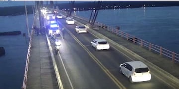 Momentos en que llego la policía al lugar de donde se habría arrojado la mujer\u002E