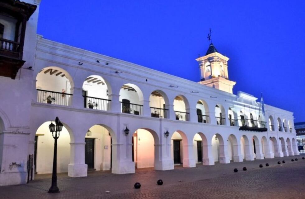 Rompieron las lajas del Cabildo para colocar un código QR y los salteños se indignaron