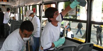 gripe A\r\n\r\nCIUDADANOS MEXICANOS EMPRENDEN UNA CRUZADA DE LIMPIEZA Y DESINFECCIÓN - (((CORRIGE CRÉDITO)))MEX22\u002ECIUDAD DE MÉXICO (MÉXICO), 05/05/09\u002E- Ciudadanos mexicanos emprenden una cruzada de limpieza y desinfección de todos los transportes públicos, restaurantes y escuelas en Ciudad de México hoy, 5 de mayo de 2009, en el marco de las tareas de fumigación por la contingencia ante el virus AH1N1\u002E La capital mexicana llegó a su quinto día consecutivo sin registrar ninguna muerte por la gripe A, informó el secretario de Salud del Distrito Federal, Armando Ahued\u002E EFE/Ricardo Castelan mexico tijuana alerta mundial por brote epidemia fiebre gripe porcina medidas de prevencion desinfeccion micros omnibus