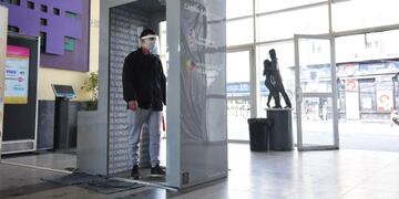 Instalan cabinas sanitizantes en los ingresos a edificios públicos de La Plata (Municipalidad de La Plata)