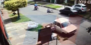 Los motociclistas momentos después de tirar de su bicicleta a Pablo\u002E