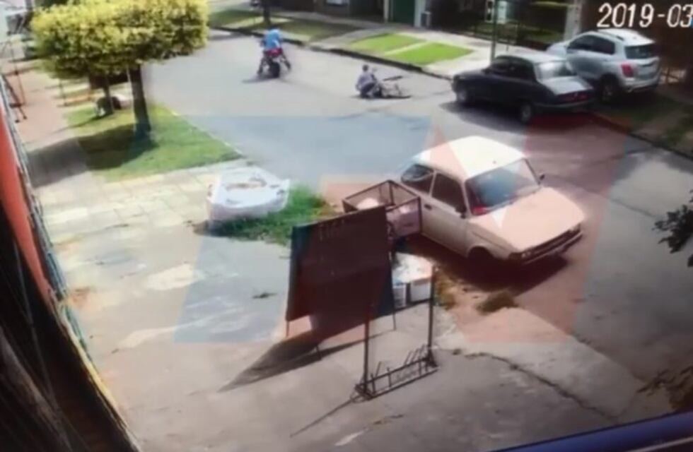 Dos hombres en moto atacaron a un ciclista