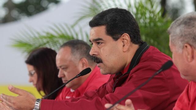 CAR805. CARACAS (VENEZUELA), 20/02/2017.- Fotografu00eda cedida por el palacio de Miraflores donde se observa al presidente de Venezuela, Nicolu00e1s Maduro (c), habland en un acto de gobierno hoy, lunes 20 de febrero de 2017, en la ciudad de Caracas (Venezuela).