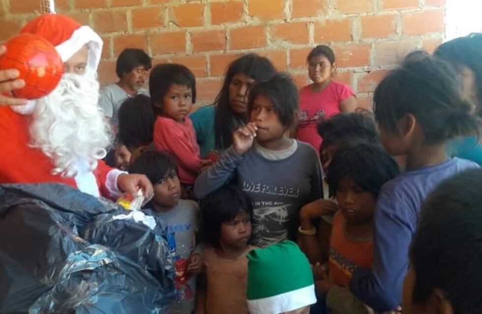 Niños de una comunidad wichí fueron sorprendidos por Papá Noel