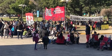 Movilización frente al Concejo de organizaciones sociales\u002E (@MauroYasprizza)