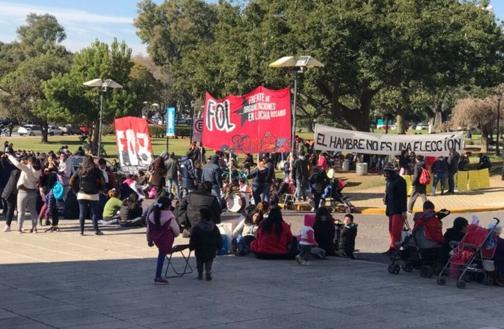 Polentazo frente al Concejo para visibilizar que "el hambre no es una elección"