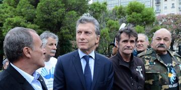 DYN04, BUENOS AIRES 02/04/2016, EL PRESIDENTE MAURICIO MACRI, HOMENAJEÓ ESTA MAÑANA A LOS EX COMBATIENTES DEL ATLÁNTICO SUR, AL CONMEMORARSE EL DÍA DEL VETERANO Y DE LOS CAÍDOS EN LA GUERRA DE MALVINAS Y DEPOSITÓ UNA OFRENDA FLORAL EN EL CENOTAFIO UBICADO EN LA PLAZA SAN MARTÍN FOTO:DYN/PRESIDENCIA\u002E buenos aires mauricio macri conmemoracion Dia del Veterano y de los Caidos en la Guerra de Malvinas 34 aniversario de la guerra de las islas malvinas presidente ofrenda floral monumento