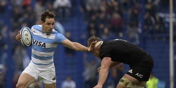 (FILES) In this file photo taken on July 20, 2019 Argentina's Los Pumas flyhalf Nicolas Sanchez (L) runs through a tackle by New Zealand's All Blacks flanker Sam Cane during a Rugby Championship match at Jose Amalfitani stadium in Buenos Aires\u002E (Photo by JUAN MABROMATA / AFP)