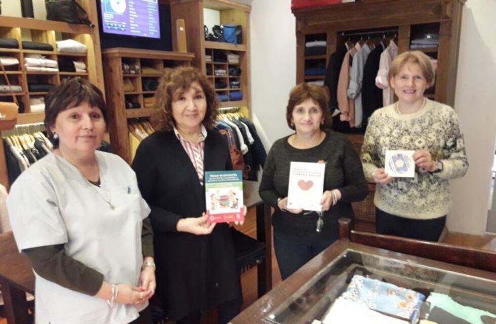 Comercios de la ciudad recibieron libros de primeros auxilios