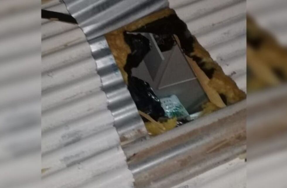 Aprovecharon el viento para romper el techo y robar $50 mil de una tienda