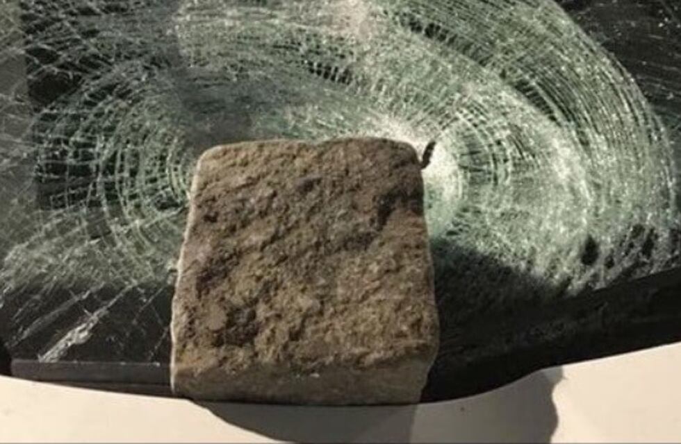 Robo salvaje: se metió a un taxi con un adoquín y le voló los dientes a una pasajera para llevarse la cartera