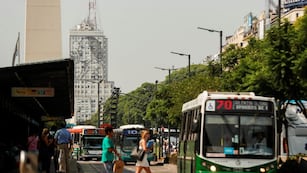 colectivos metrobus\r\n\r\nARG01\u002E BUENOS AIRES (ARGENTINA), 01/02/2018\u002E- Usuarios esperan en una parada de autobuses públicos hoy, jueves 1 de febrero de 2018, en el centro de Buenos Aires (Argentina)\u002E Los argentinos comenzaron hoy a afrontar los aumentos en las tarifa de la luz y del transporte público y en los servicios de medicina privada aprobados por el Gobierno, algo que algunos usuarios consideran \