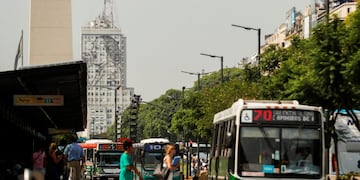 Según el informe de la Universidad Nacional de Avellaneda, las tarifas de colectivos subieron un 275% tomando el acumulado de los últimos dos años y los incrementos anunciados en 2018 \u002E EFE/David Fernández