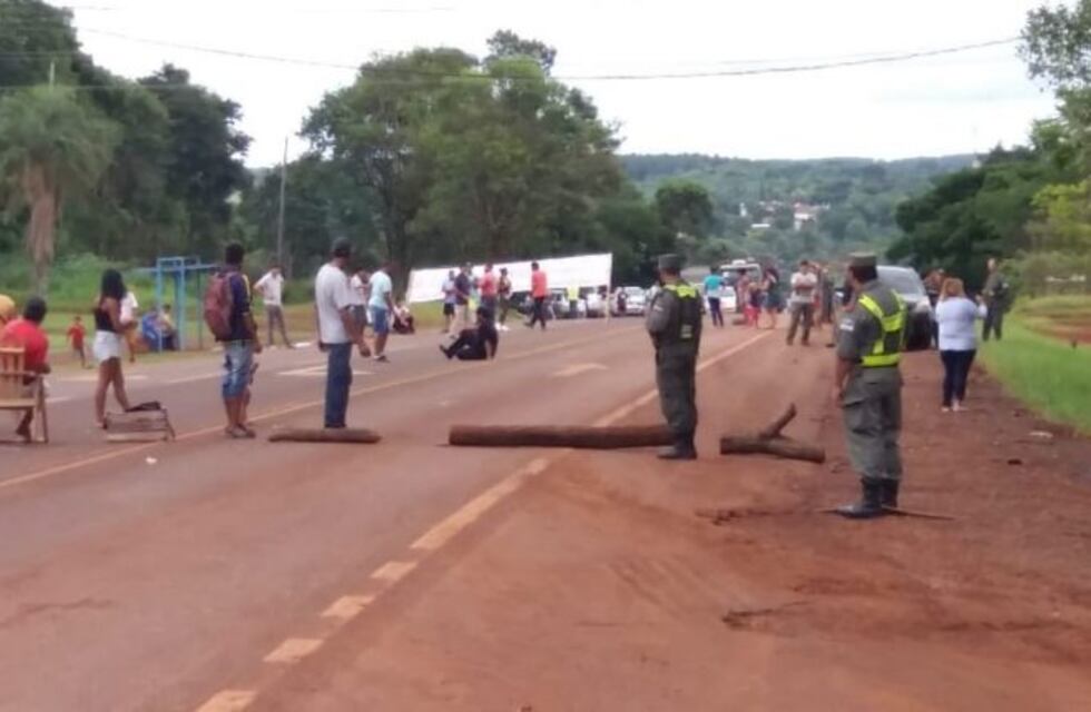 Tareferos cortan la ruta 12 en Wanda ante la falta de los subsidios prometidos por Nación
