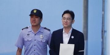 REFILE - CORRECTING BYLINE: Lee Jae-yong, Samsung Group heir, leaves after his verdict trial at the Seoul Central District Court in Seoul, South Korea August 25, 2017\u002E Lee was handed down 5 years jail sentence while prosecutors sought a 12-year in prison\u002E REUTERS/Chung Sung-Jun/Poo
