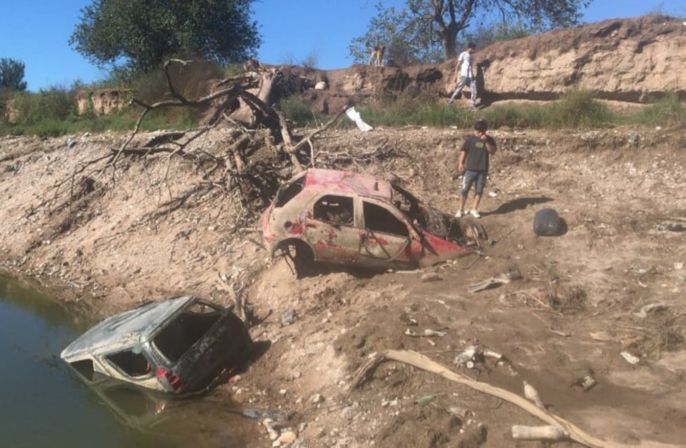 Video: descubren un "cementerio de autos" en una laguna en Córdoba