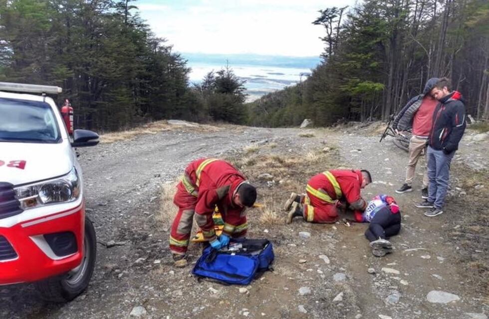 Una ciclista sufrió un grave accidente en el camino al Glaciar Martial