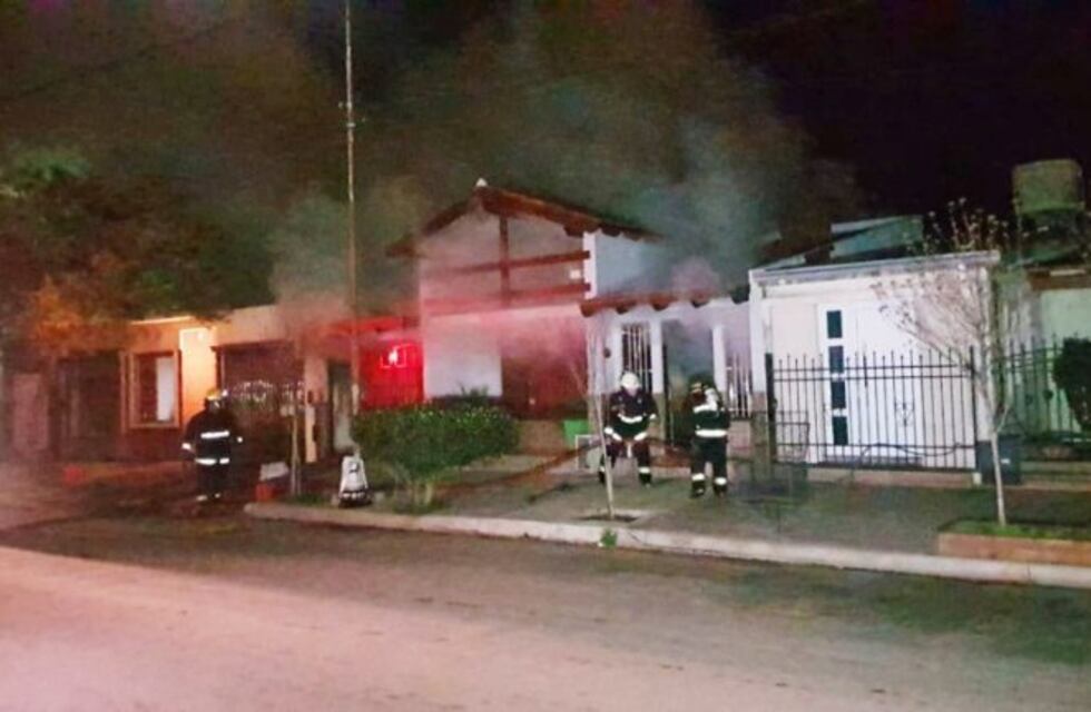 Un incendio se propagó por gran parte de una vivienda en General Pico