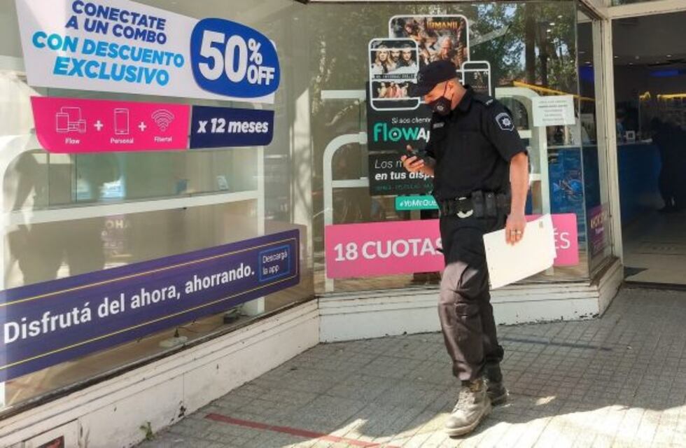 Robaron frente a la Plaza Pringles y fingieron ser empleados para escapar