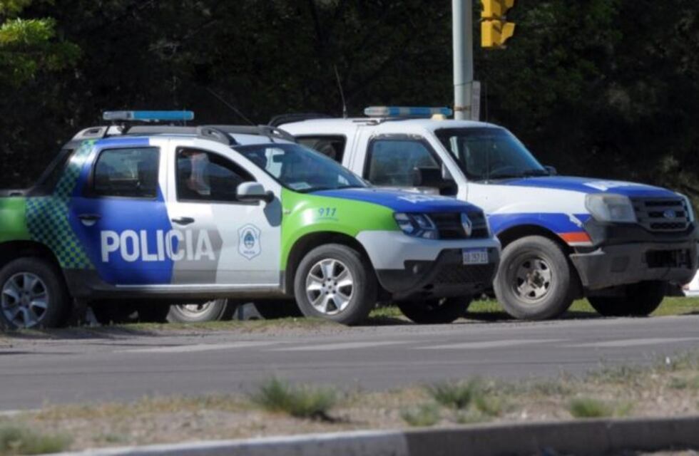 Detuvieron a joven que quiso robar la batería de un coche estacionado en la calle